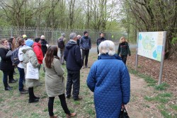 Bei einer Fuehrung lernten die Lehrkraefte das Arboretum Main Taunus kennen